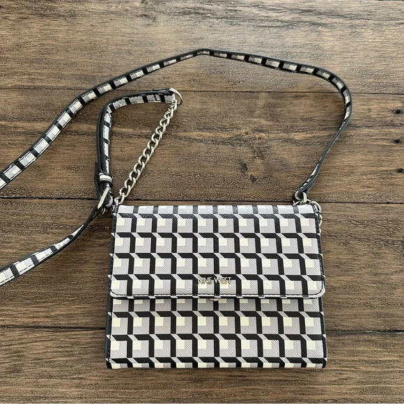 Nine West Faux Leather Geo Check Print Crossbody bag Purse Black Gray Work Chain - Picture 1 of 10